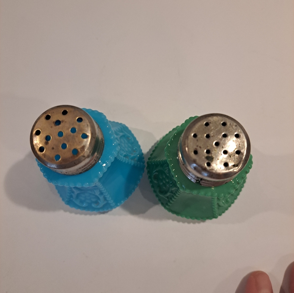 Vtg McKee Glass Pr FLOWER PANEL Beaded Blue & Green Salt & Pepper Shakers - Picture 13 of 14